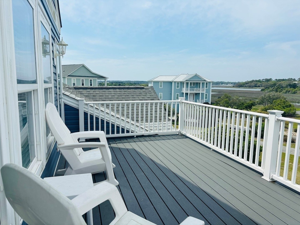Long Grass 5 Bedroom Home by RedAwning