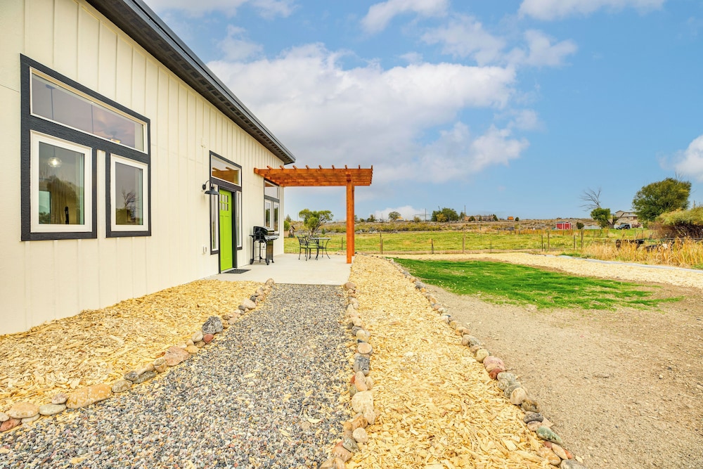 Wineries & Farm Fresh Harvest: Chic Palisade Gem!
