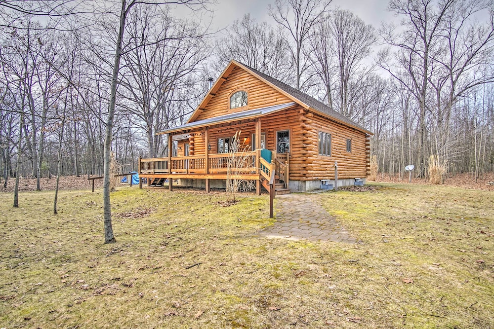 Remote Pentwater Cabin in the Woods: 5 Mi to Dtwn