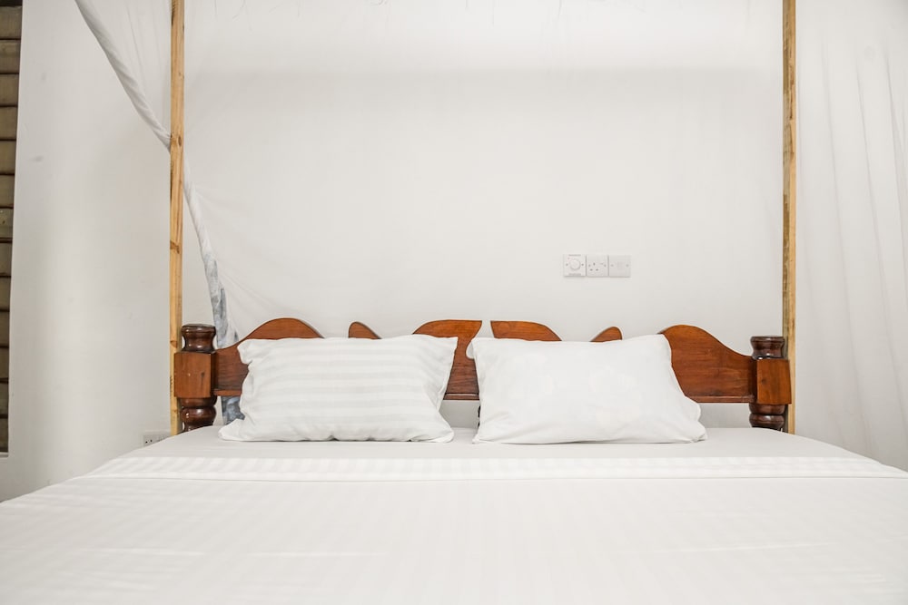 Zanzi Rest bungalows view 5