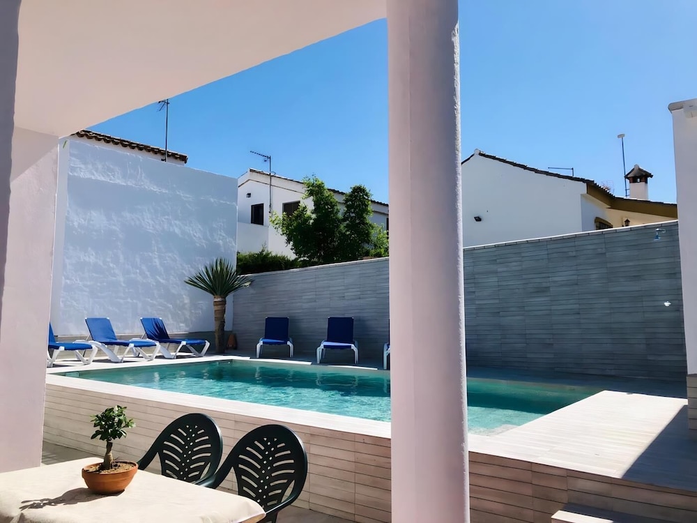 Chalet cerca al pueblo con piscina