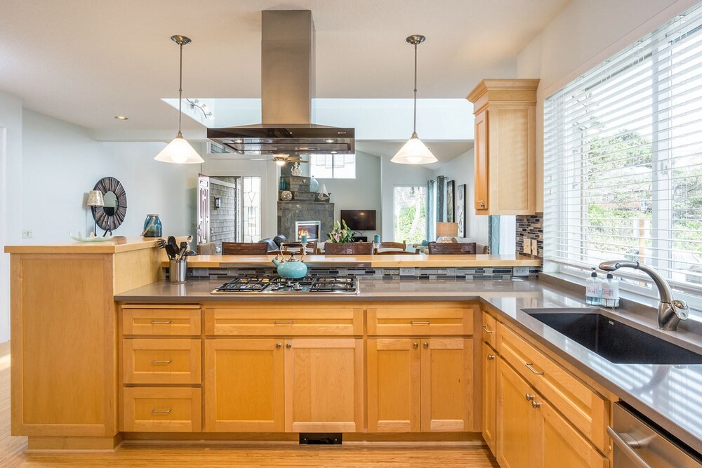 Villa Manzanita by Avantstay Hot Tub, 1 Block to Beach/town, Chef's Kitchen view 2