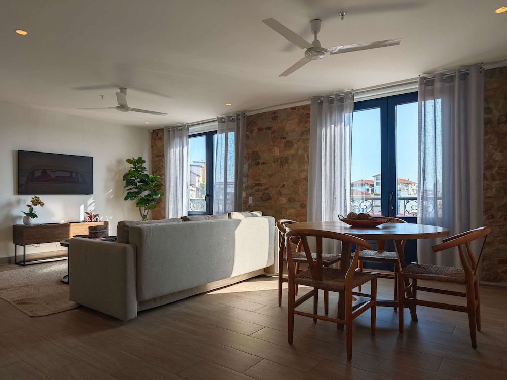 w Grandiose 1BR w Balcony in Casco Viejo