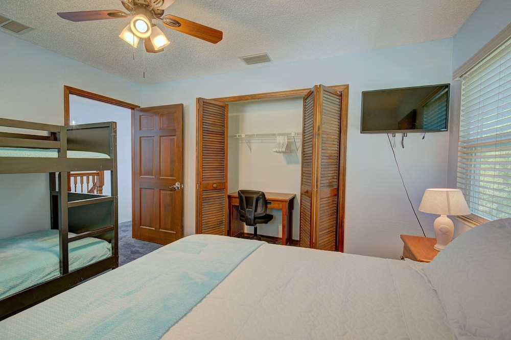 Spacious 4 3 Retreat- Heated Pool-playroom