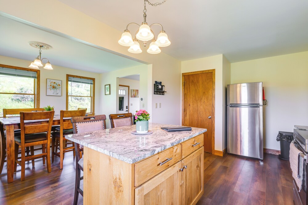 4 Mi to Dtwn Granville: Family Home w/ Deck!