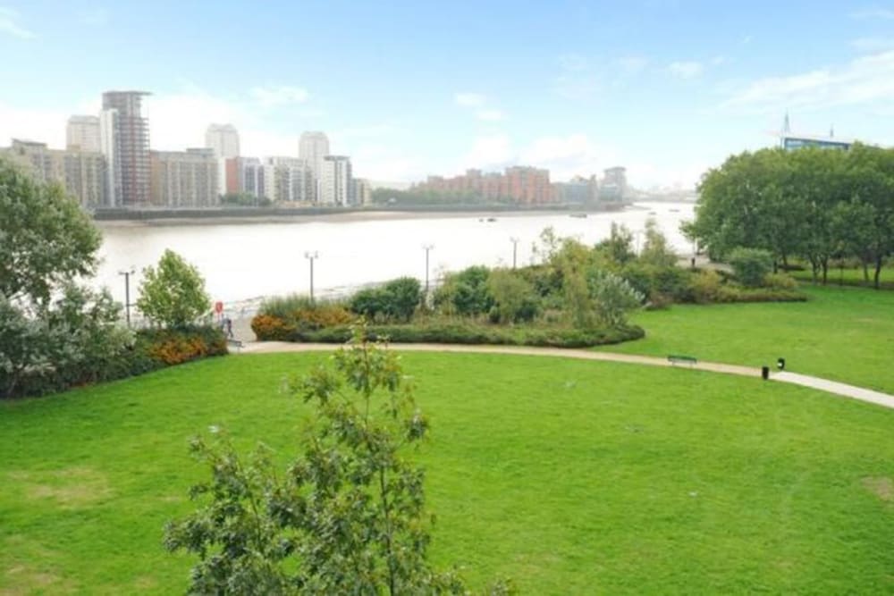 Bright, Modern One-bed With Stunning View of Thames