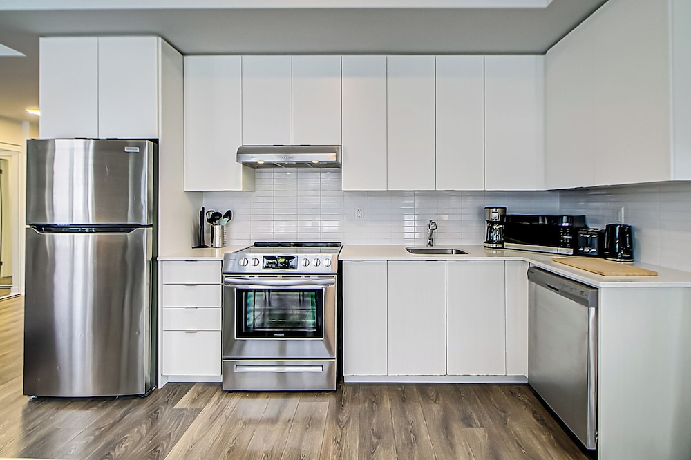Modern 3BR Retreat Near Yorkdale Mall