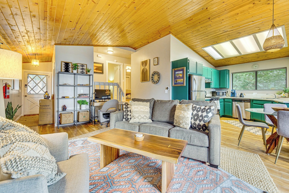 2 Mi to Lake Arrowhead: Treetop Retreat w/ Deck