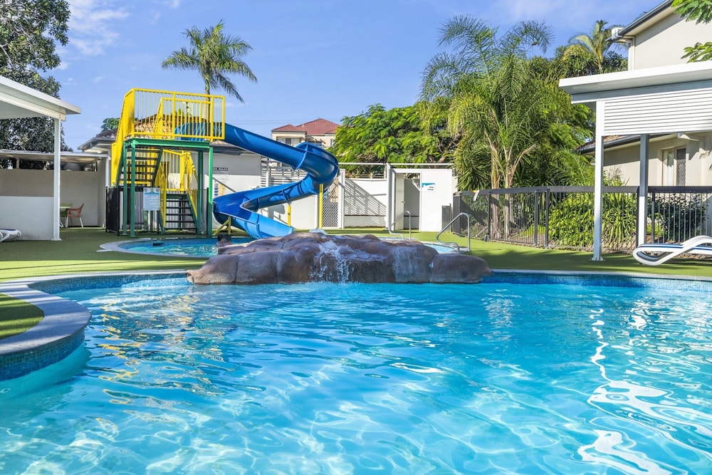 2-bed Family Haven With Pools, BBQ & Playgrounds
