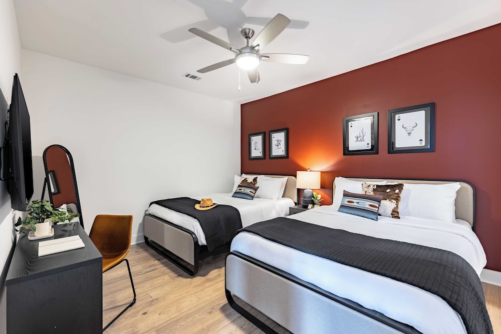 13 Modern Condos Near Downtown Nashville 26 Total Bedrooms, Sleeps 90 The Heights by Avantstay