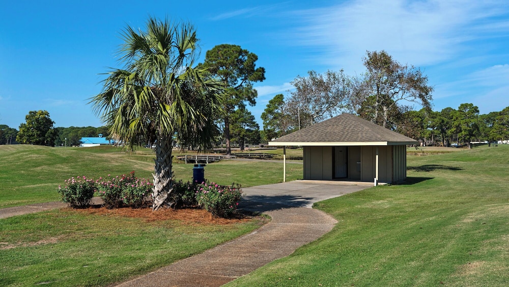 Sleeps 8 w/ Resort Pools, Tennis, Golf & Beach Access + Attraction Tickets!