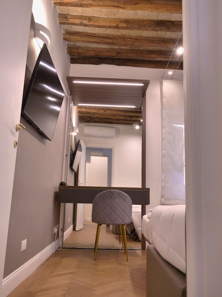 HELMIRAGE SUITE VIA DEL CORSO
