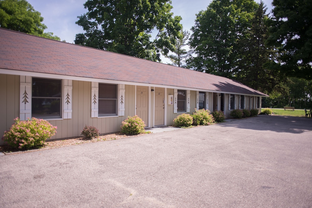 Hotel M-22 Inn Suttons Bay - Image 1