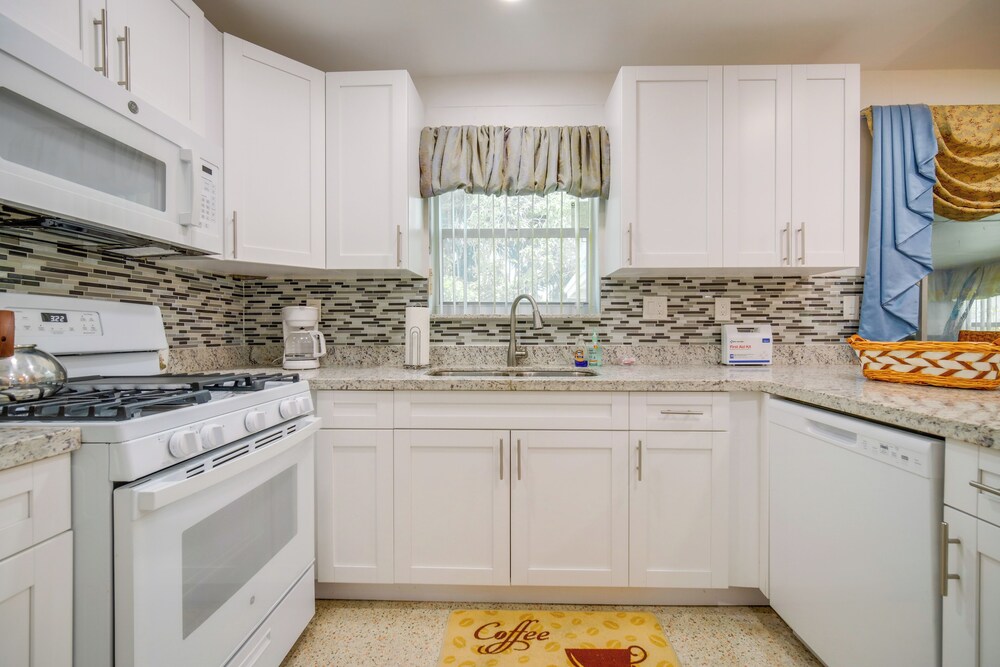 < 3 Mi to Hard Rock Stadium: Miami Home w/ Sunroom