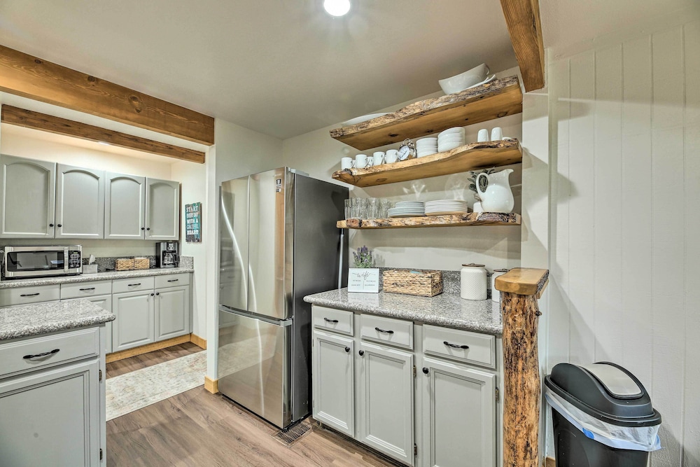 Pinetop Chalet Cabin ~ 1 Mi to Woodland Park view 4
