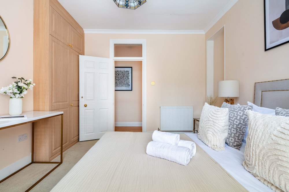 Stylish 3BR 2BA in Mayfair by Hyde Park