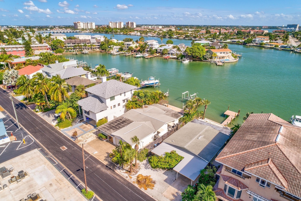 Manatee Home - Water Front Pool Home