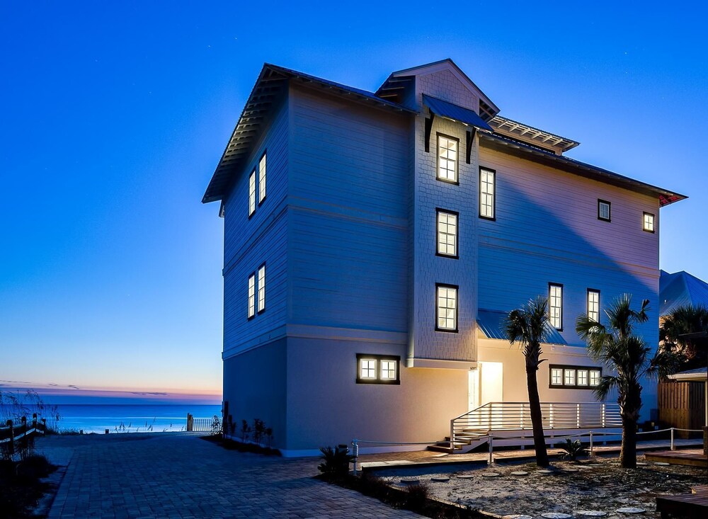 The Pelagic Blue 7 Bedroom Holiday Home by Five Star Properties
