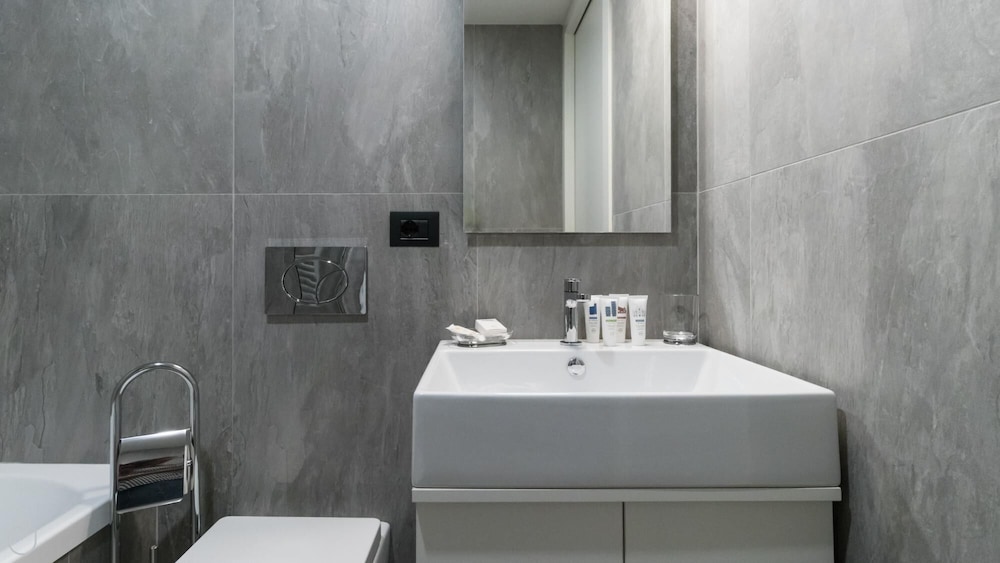 Lazzaro Papi 14 A en Milan — bathroom
