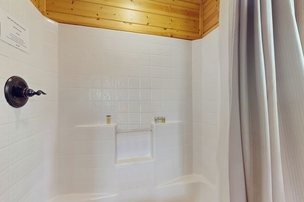 Water-view Cabin w/ Front Porch, W & D, Streaming