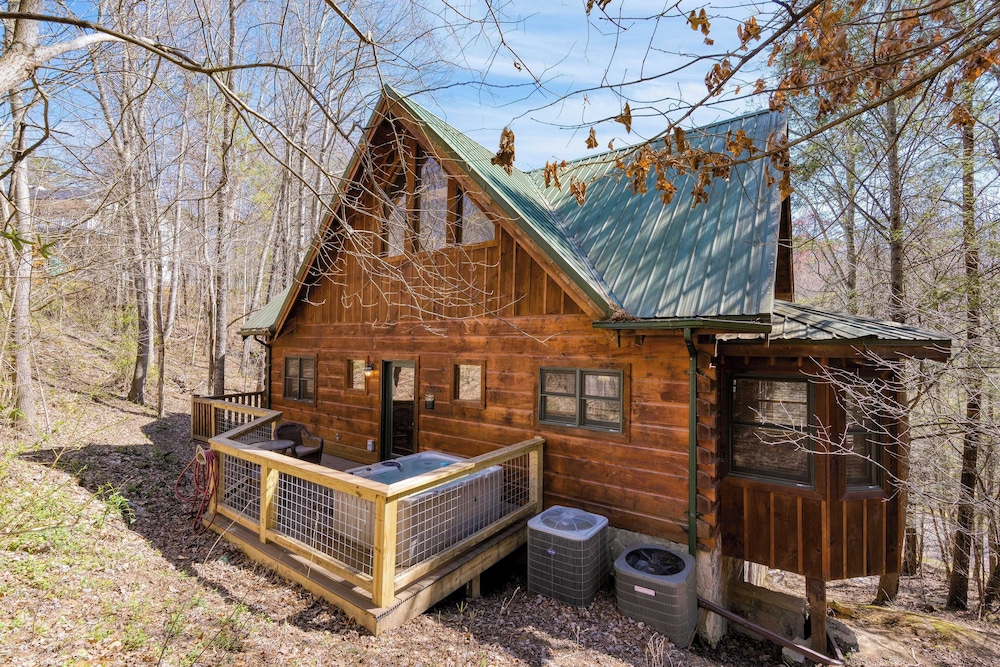 Hottub, Game Room, Forest Views, Near Gatlinburg Four Bears Lodge by Avantstay