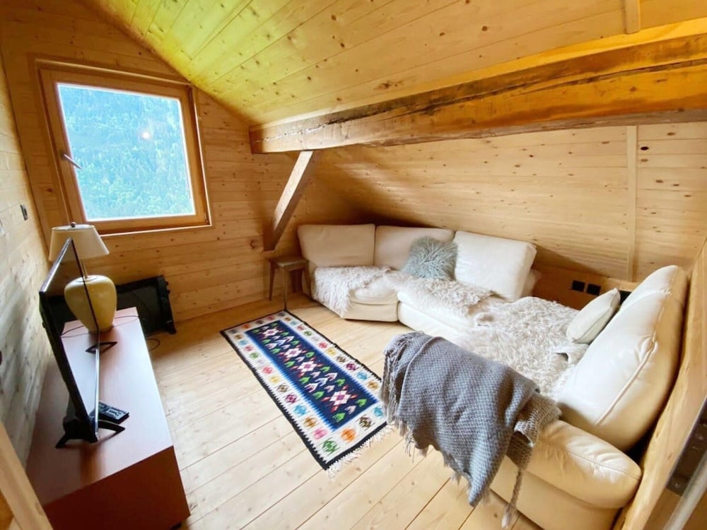 Chalet in Rossiniere Near Glacier & Lake