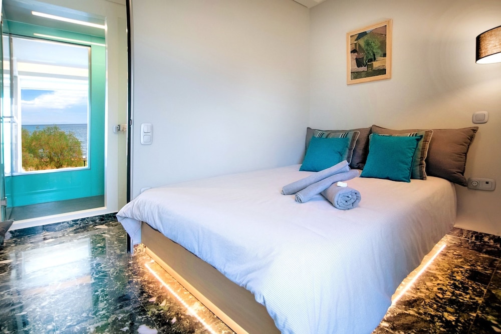 Vouliagmeni Kavouri Beachfront Apartment