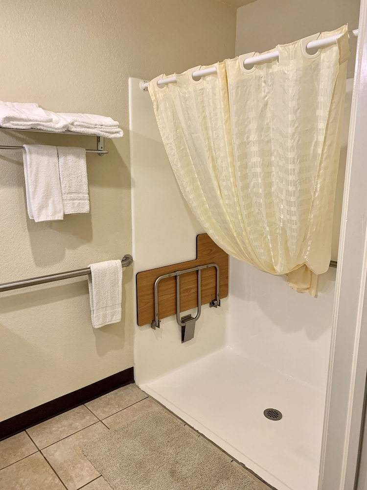 McAlester Vacations - Candlelight Inn  Suites Hwy 69 near McAlester - Property Image 6