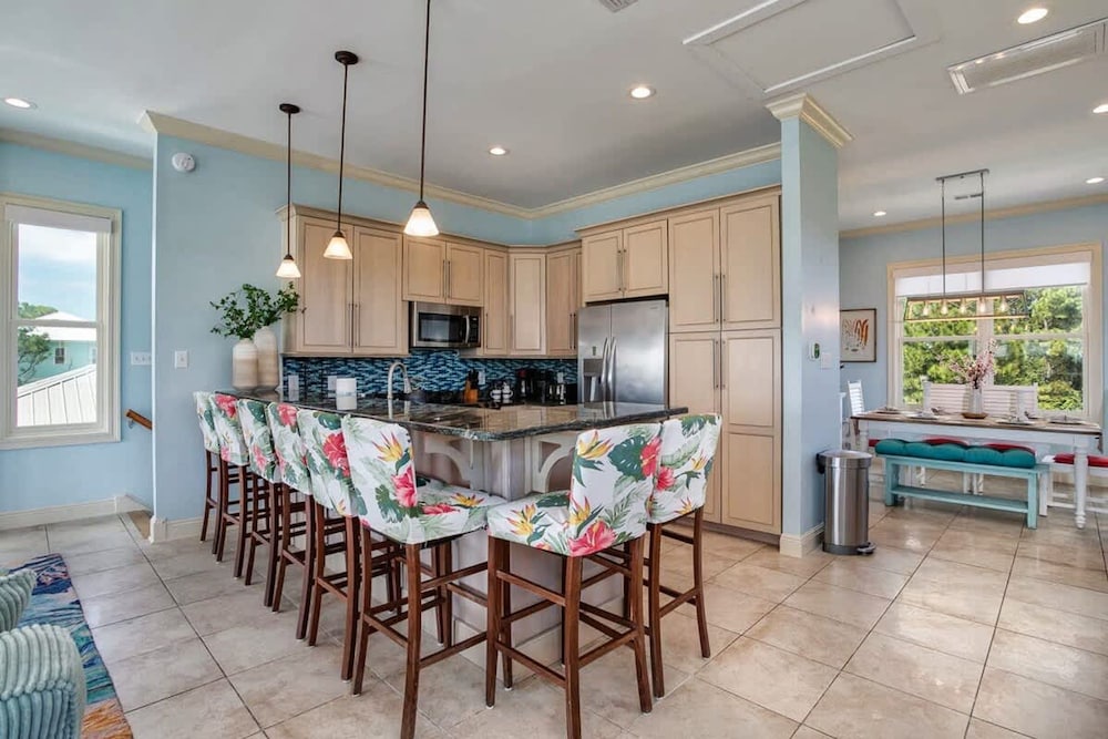 Gulf Shores Escape Walk to Waves Pool Golf Views
