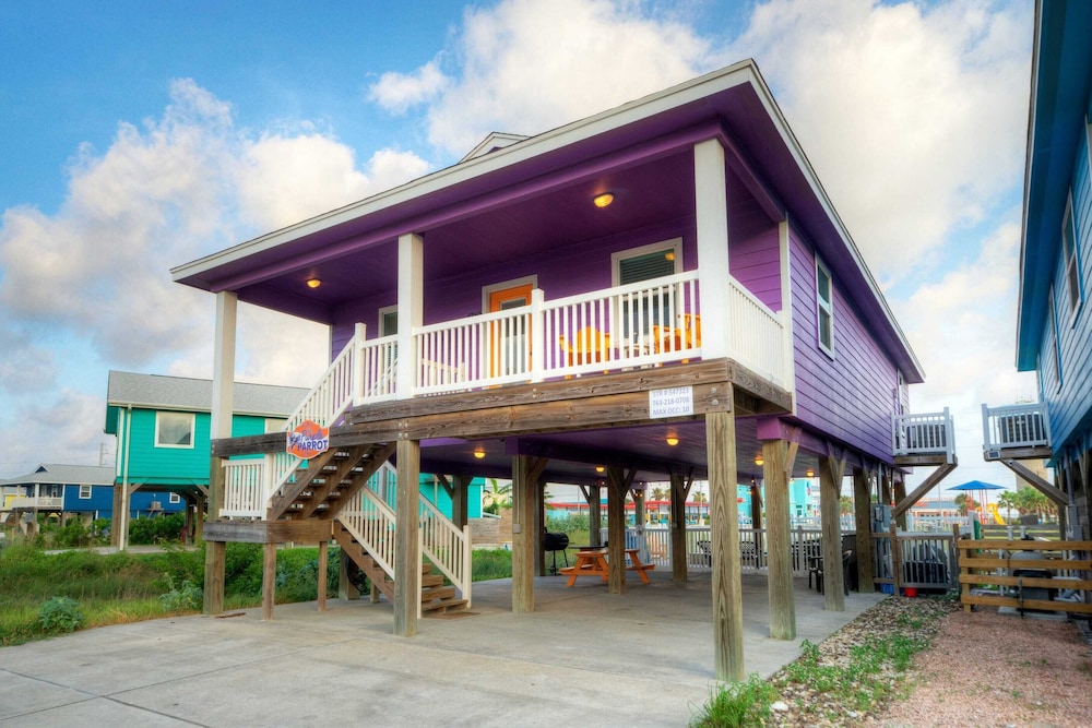 Purple Parrot by Avantstay Heated Pool, Beach Access & Central Port A Location