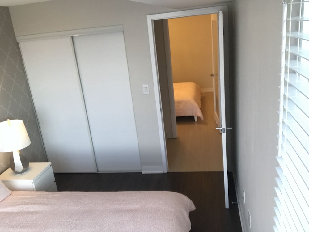 Luxury 2BR Suites in the heart of Downtown Toronto - Image 4