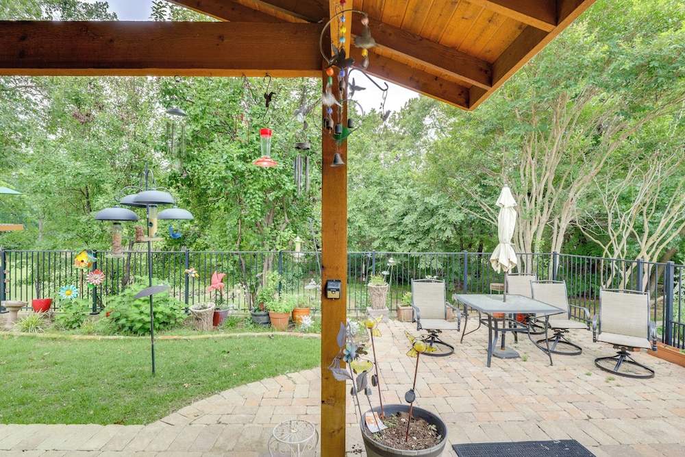 5 Mi to Lewisville Lake: Couple's Retreat w/ Yard