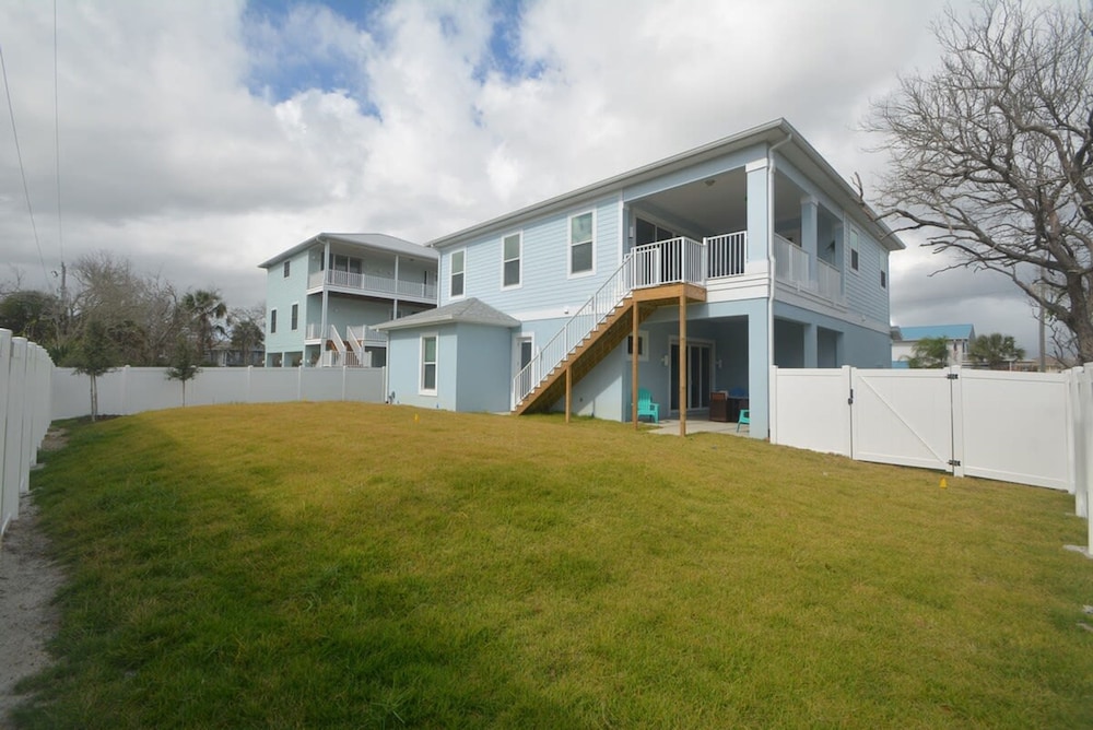 Beach Front 5 bed 4 Bath Luxury House Hot Tub Fenced Yard Pets Welcome