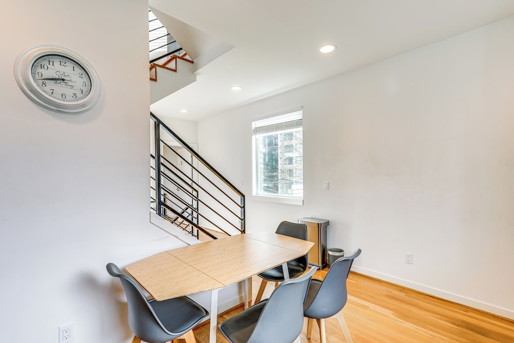 Walk to UW: Townhome w/ Rooftop Patio!