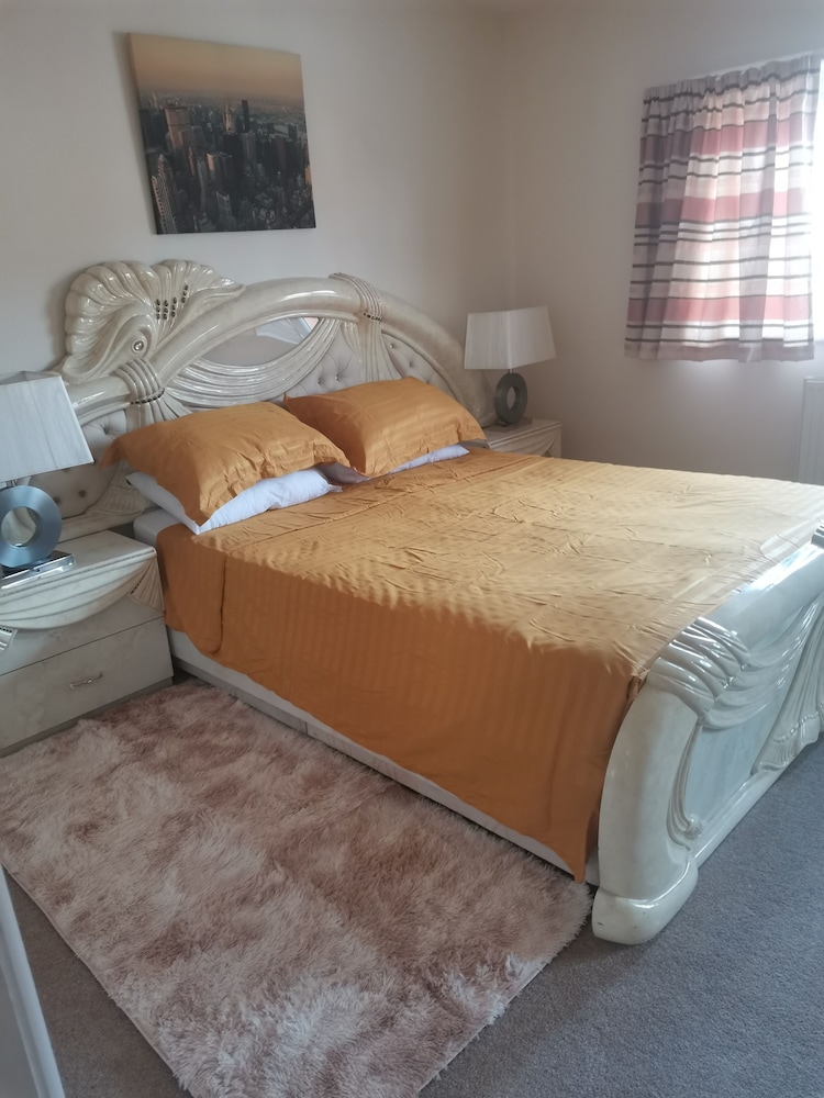 Beautiful 1-bed House in Manchester view 2