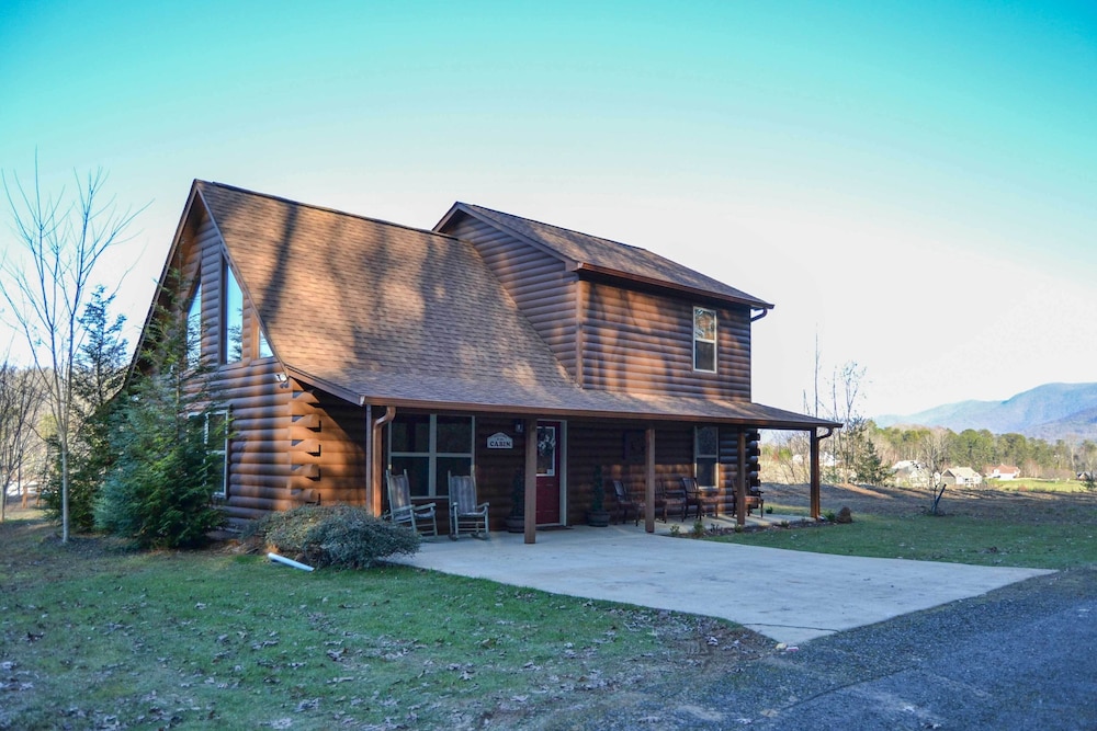 Cozy Cabin Living by Lake Chatuge w/ Covered Patio view 3