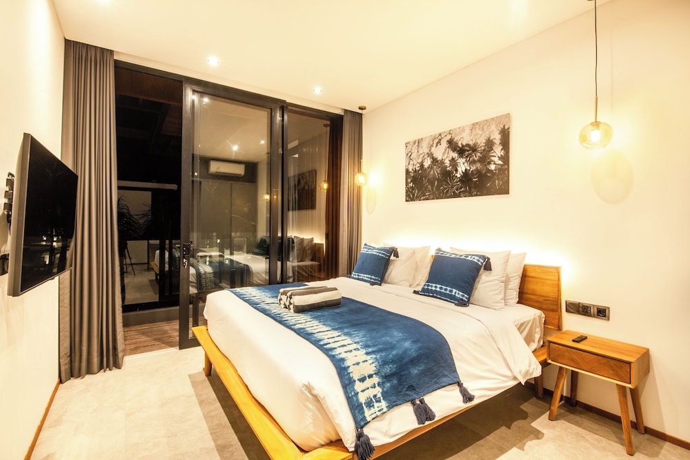 Seaside Escape: 4BR Villa, 190m to Canggu Beach