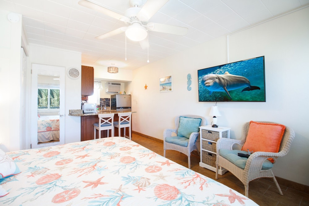 Tropic Terrace #31 - Beachfront Rental 1 Bedroom Condo by RedAwning view 3