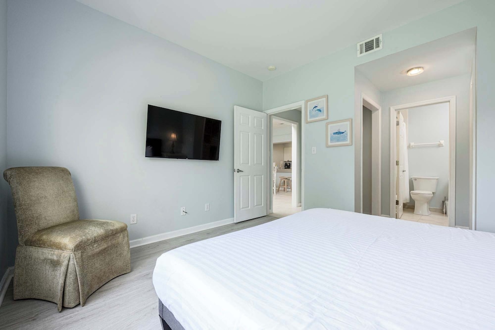 Sunshine & Whiskey Condo for 6 With Resort Amenities Near Grand Boulevard