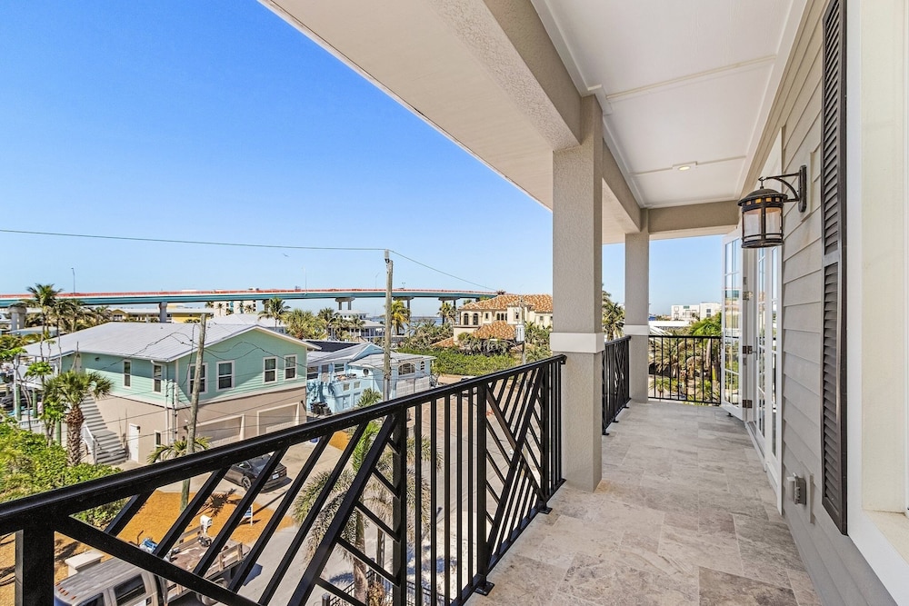 260 Coastal Luxe Retreat: 5bd/4.5ba, Pool & Spa, Water Views 5 Bedroom Home