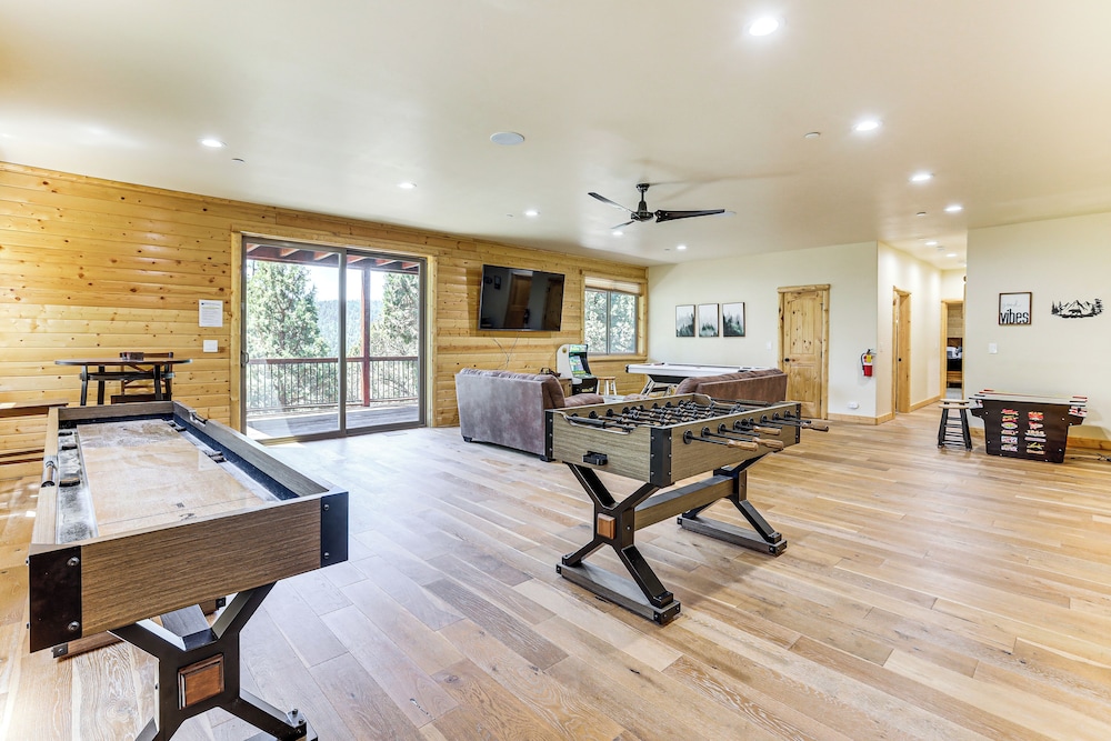 Hot Tub + Game Room: Mtn-view Retreat in Big Bear!