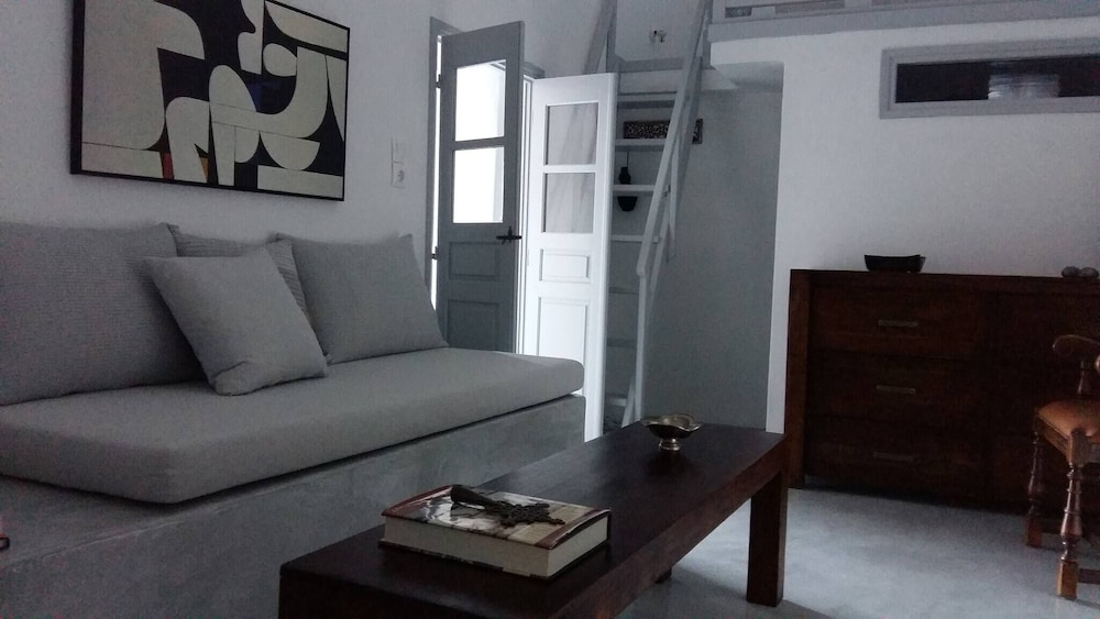 Charming 1705 Castle House in Pirgos Kallistis, Greece