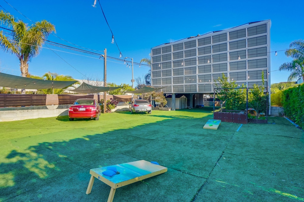 Modern Penthouse in Venice Beach-the Steel Rose-