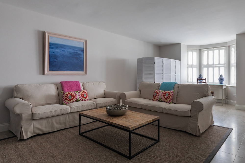 Granard Road by Onefinestay