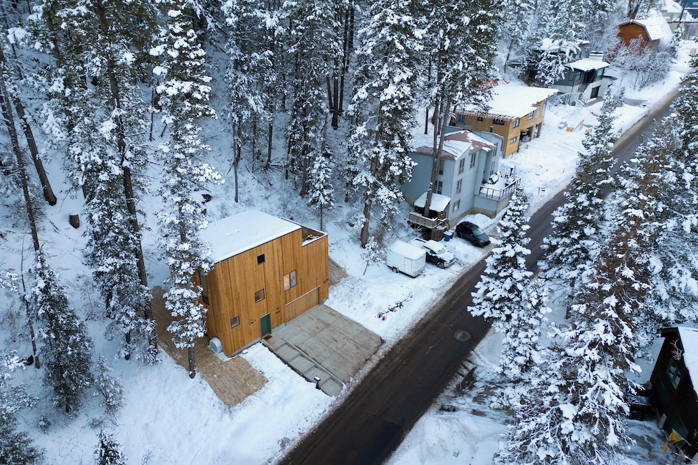 Parkview Mountain House Luxury Ski Home w/ Hot Tub Near Trails & Downtown