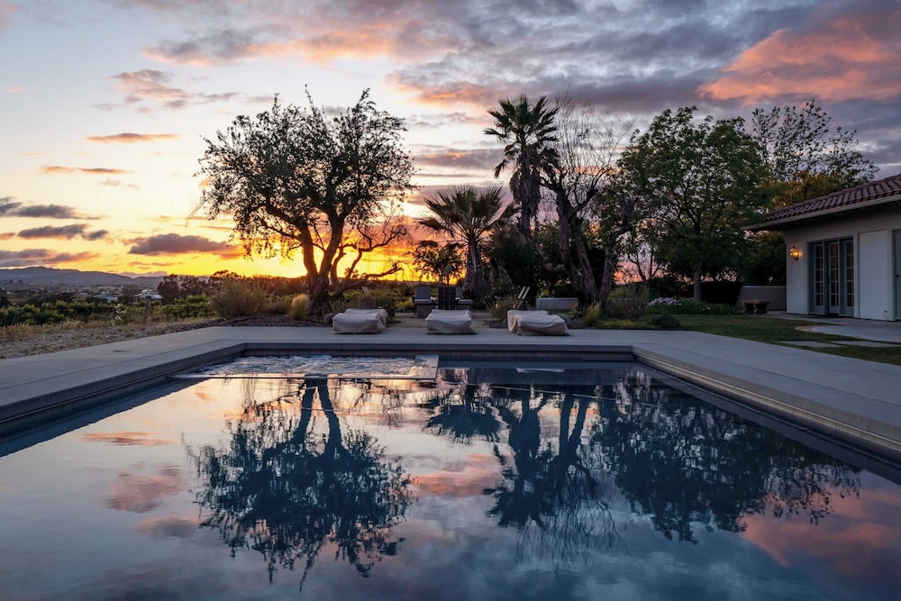 Wellsona Vineyard Retreat + Pool, Hot Tub, Views Main Home + Guest Home