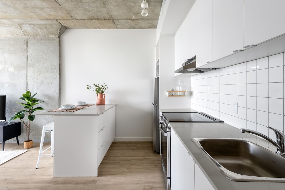 Elegant Studios and Apartments Montreal - Image 5