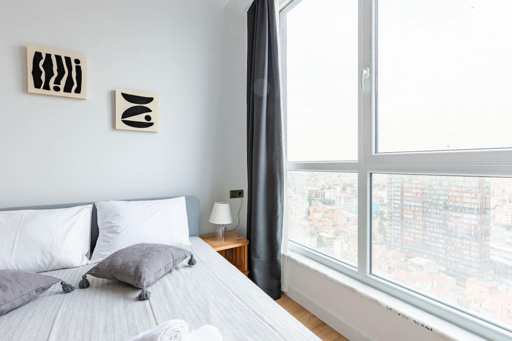 Modern Flat With Fantastic City View in Kadikoy
