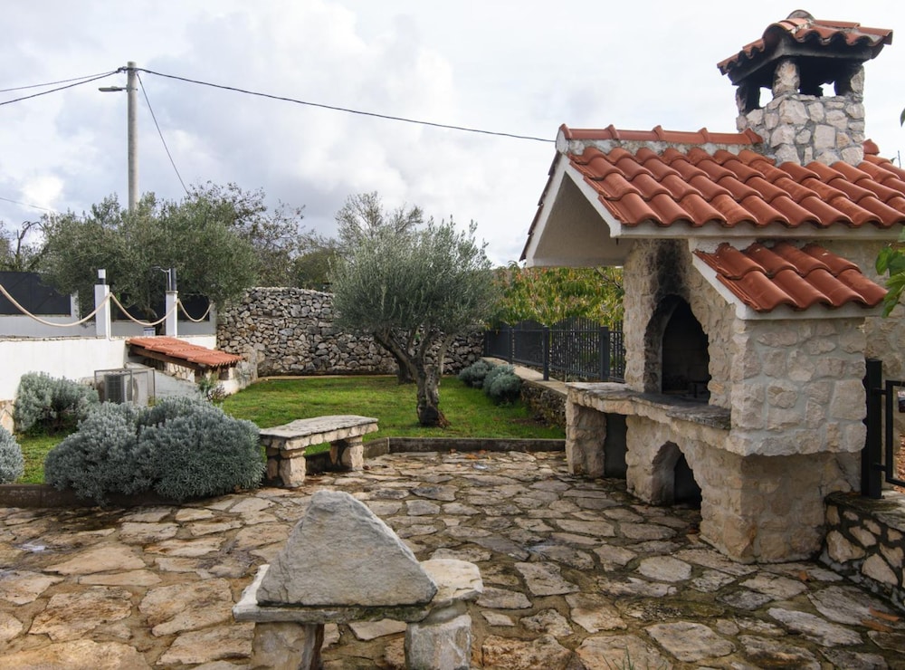 Vila Nira Radonić