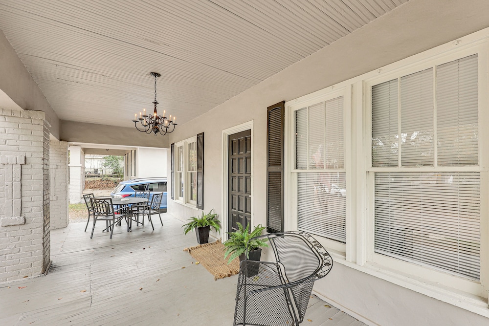 < 1 Mi to Historic Dtwn Texarkana: Charming Home!